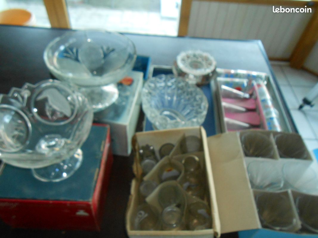 LOT de SALADIERS + VERRES + COUPES...... (image 1)