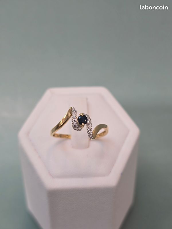 BAGUE OR JAUNE ET BLANC 750/1000 (18 carats)+PIERRE BLEUE - Montres & Bijoux