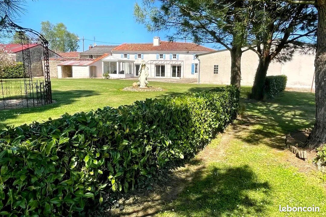 Maison 10 pièces 236 m² · à Saint-Sulpice-d'Arnoult · 236 m² · 299 999 €