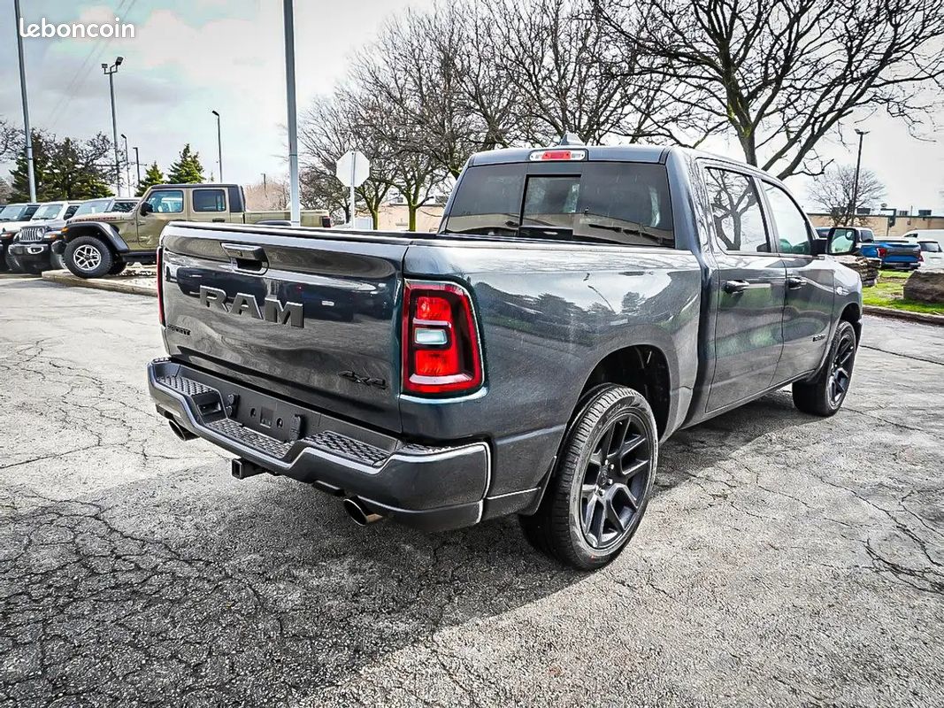 Dodge RAM 1500 Sport 5.7 HEMI V8 4x4 – Toit Pano – Forged Blue – NEUF 2026 - TVA (image 8)