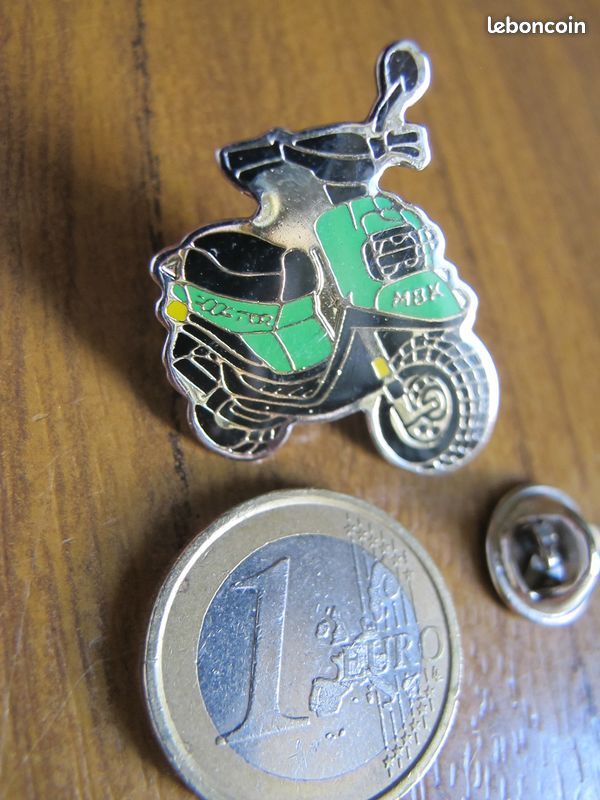 Pin's MBK Booster , prix livré en suivi , LIRE (image 2)