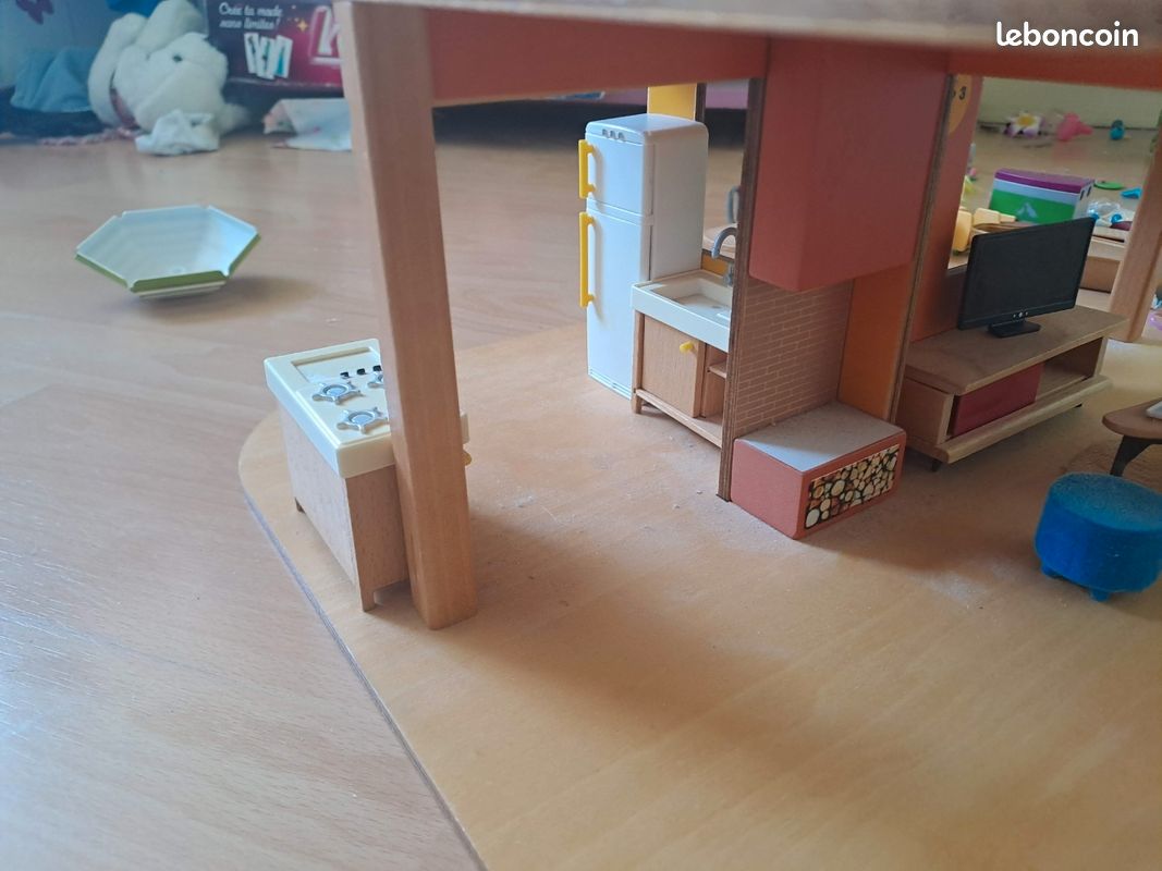 Maison colour house de djeco
À partir de 4 ans
Parfait état 
Vendue avec les accessoires présents sur la photo
Collection Mon petit home (image 6)