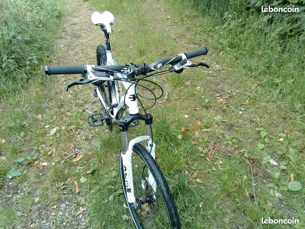 VTT BH en aluminium blanc, équipé de freins hydrauliques et d'une transmission 3 plateaux 9 vitesses Shimano Alivio. 27 vitesses au total (image 7)