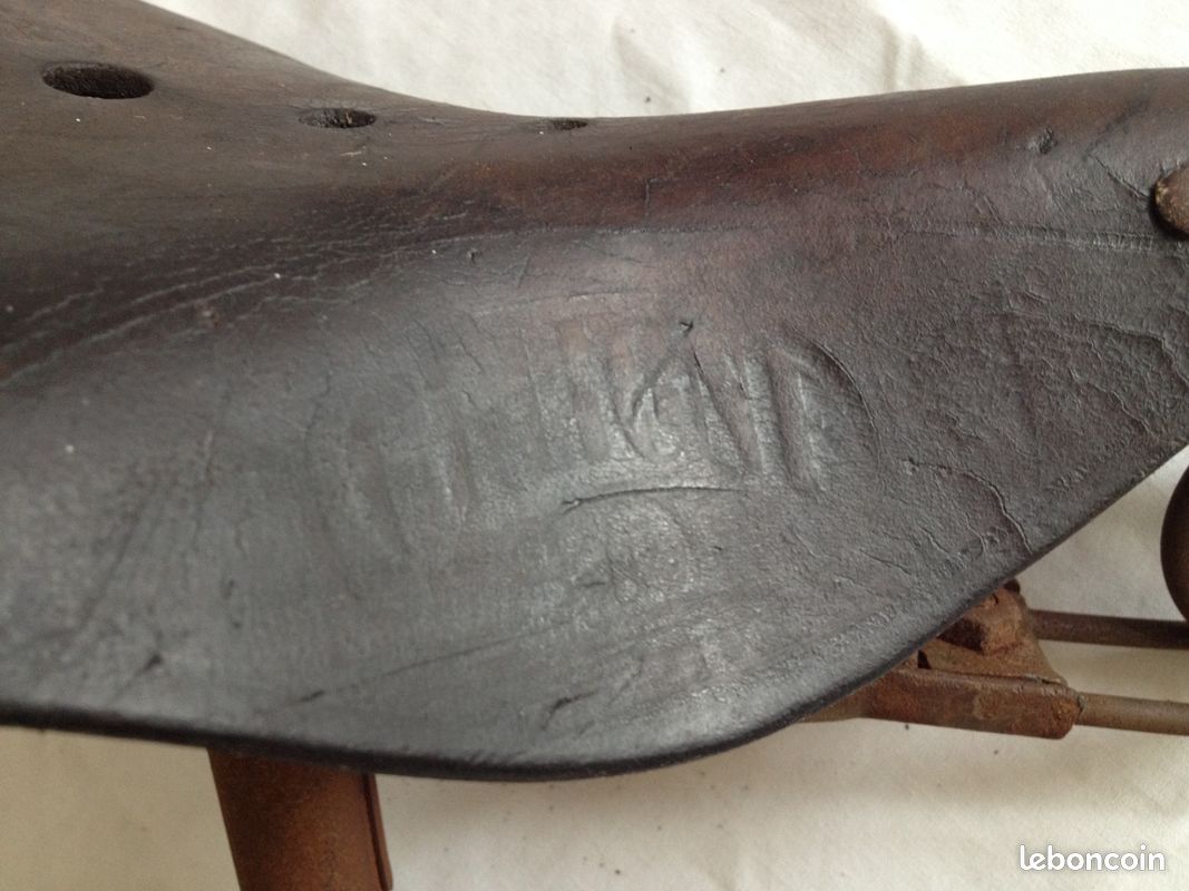 Ancienne selle à ressorts en cuir marque orligne (image 2)