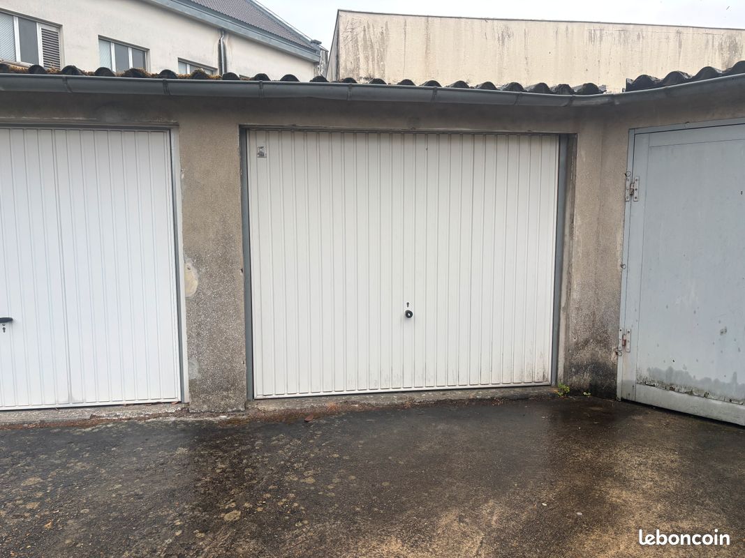 Garage à vendre · à Les Clayes-sous-Bois · 20 000 €