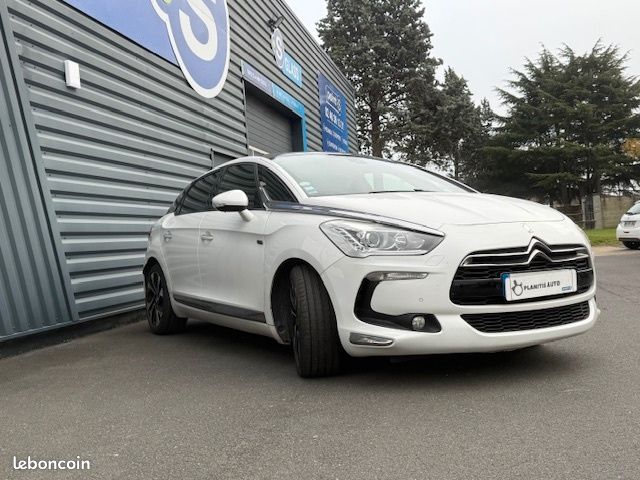 Citroën DS5 Hybrid4 So Chic BMP6 ENTRETIEN COMPLET (BATTERIE HYBRIDATION ET AIRBAG REMPLACÉS) (image 4)