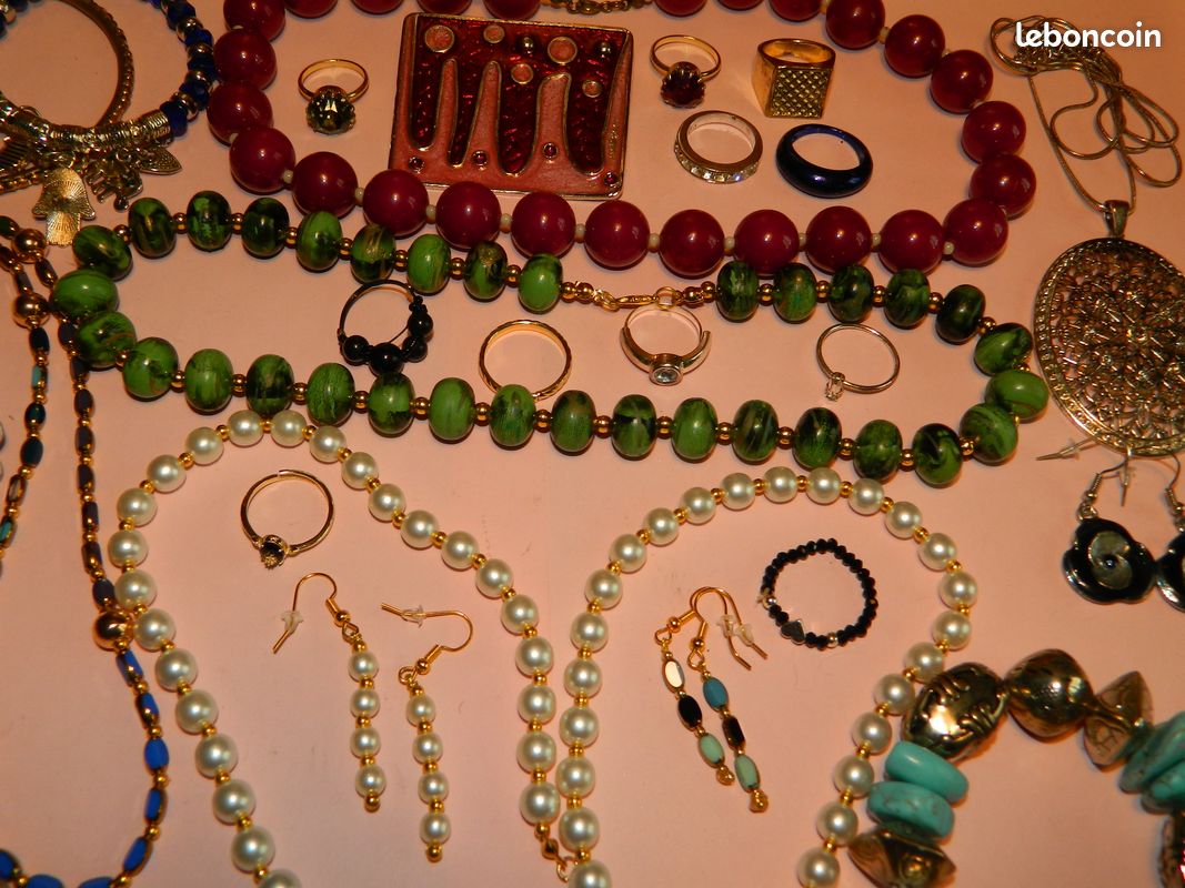 Lot de bijoux colliers bracelets b oreilles 25_03_B - Montres & Bijoux