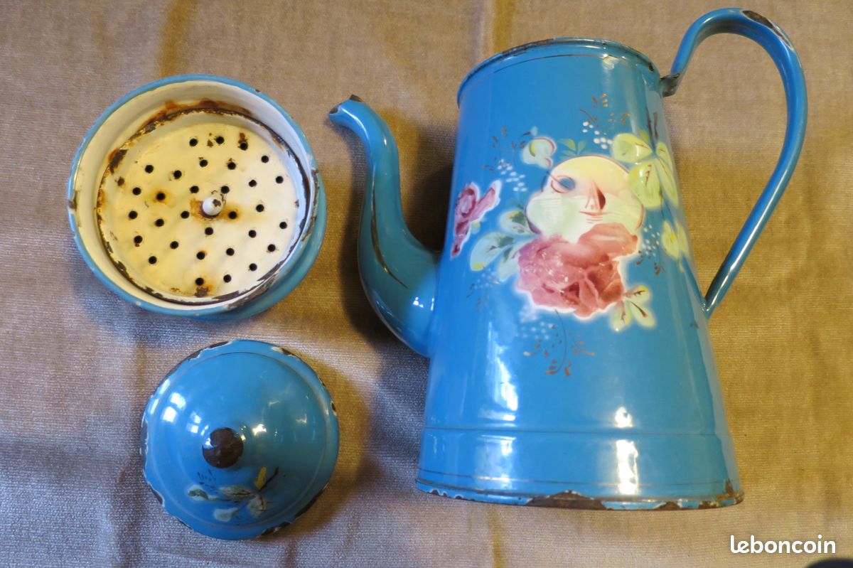 Cafetière émaillée ancienne fleurs en relief Collection
