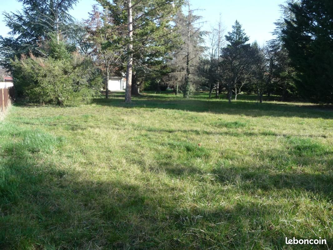 Terrain 770 m² · à Savigneux · 135 000 €