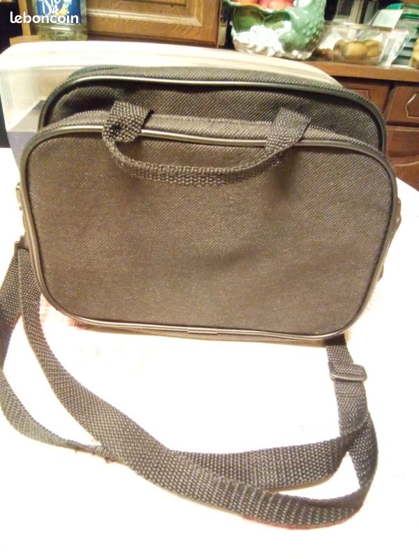 Sacoche pour lecteur DVD portable (voiture) ou autre Photo