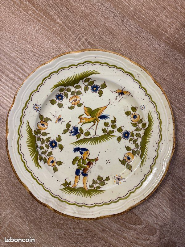 Assiette à la grenade en faïence de Moustiers, XVIIIe siècle - N.89152