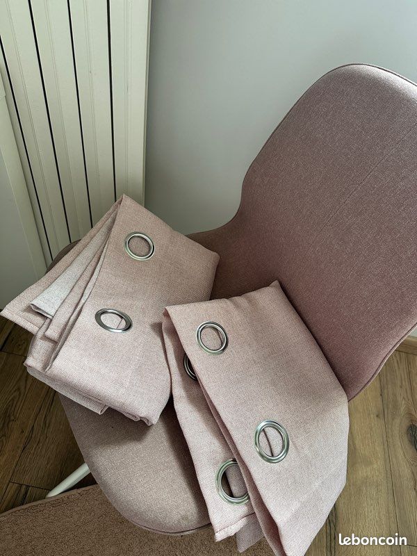 Tapis chaise étagère et rideau (image 2)