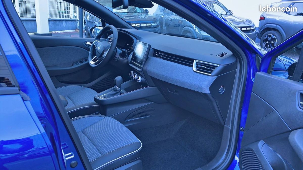 RENAULT CLIO techno full hybrid E-Tech 145 ch - 24 (image 6)