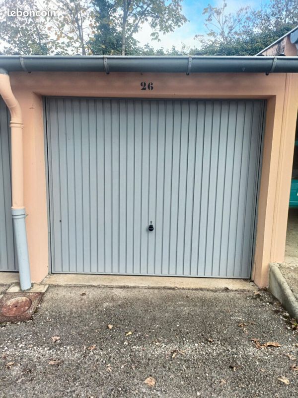 Parking 1 pièce 13 m² · à Pont-de-Chéruy · 13 m² · 90 €