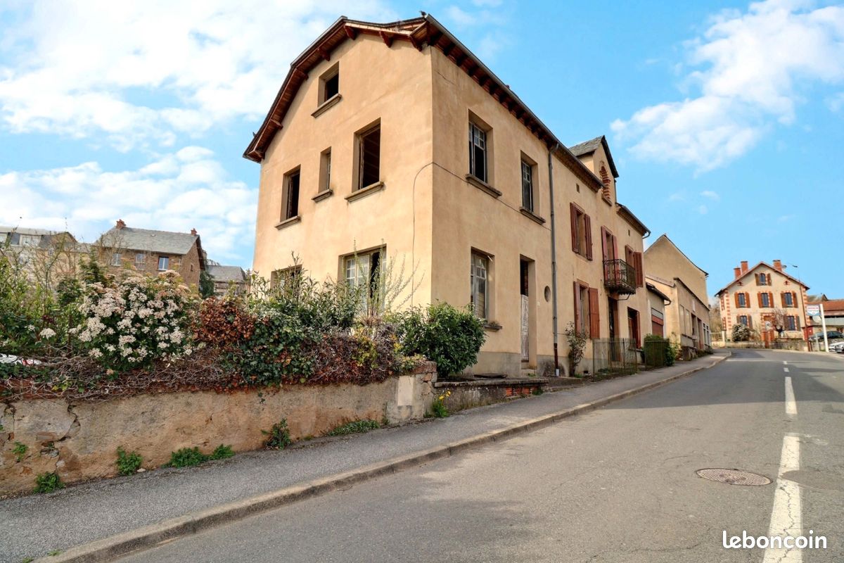 Maison 8 pièces 280 m² · à Naucelle · 280 m² · 75 000 €