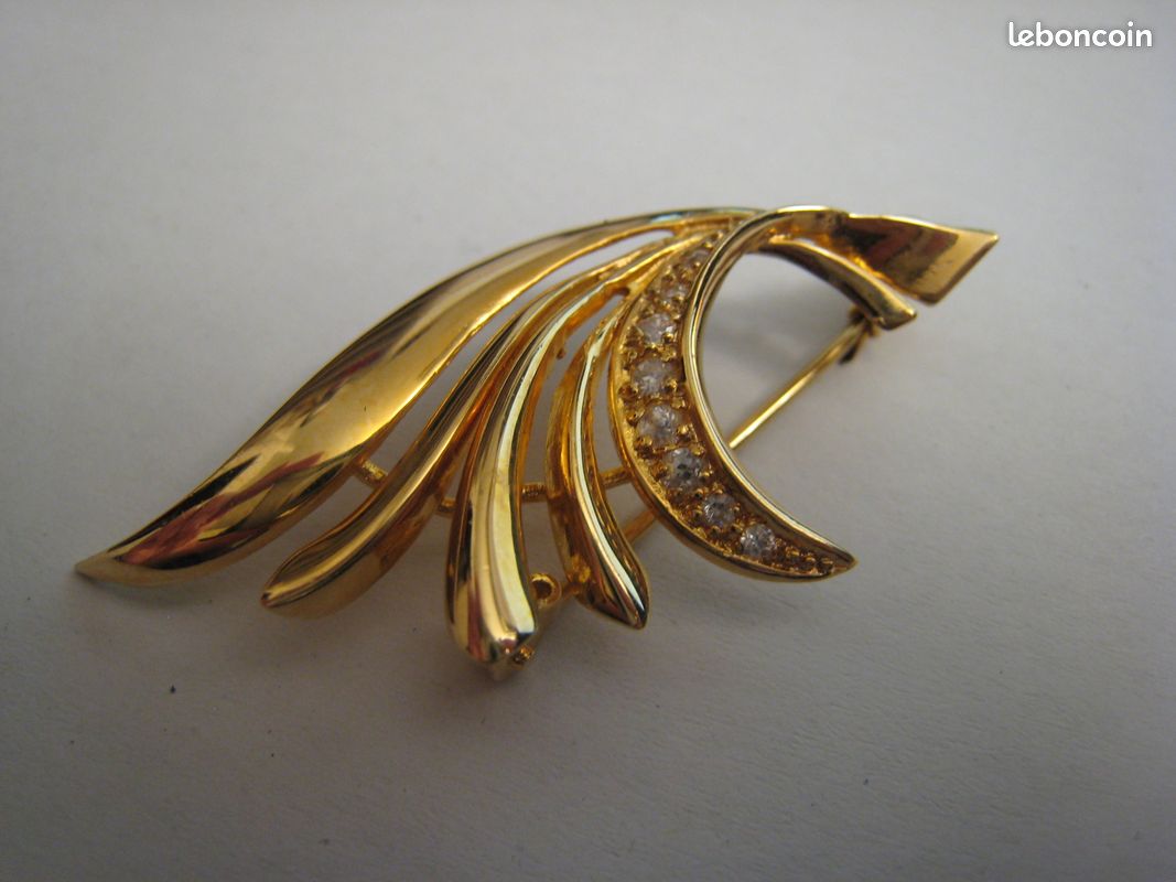CHANEL Broche CC en métal doré sertie de perles et de strass sur