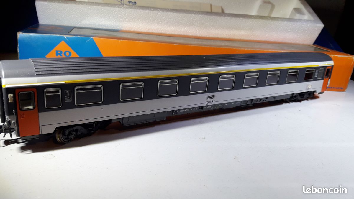 Voiture voyageurs Corail 1ère classe à couloir central, SNCF - R74542