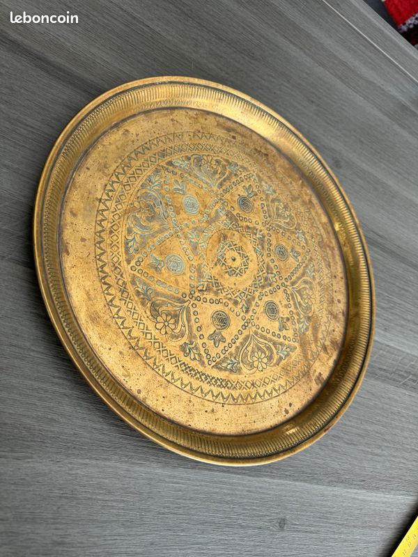 Très beau petit plateau marocain en cuivre ou laiton martelé et ciselé à la main. Plateau ancien de 32cm (image 5)