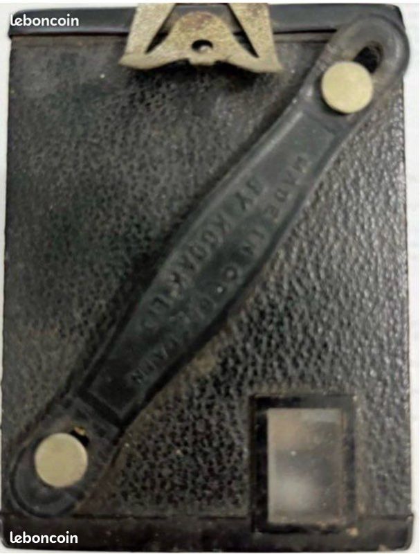 KramSreik | 📦 Kodak Six-20 Brownie Junior – L’élégance