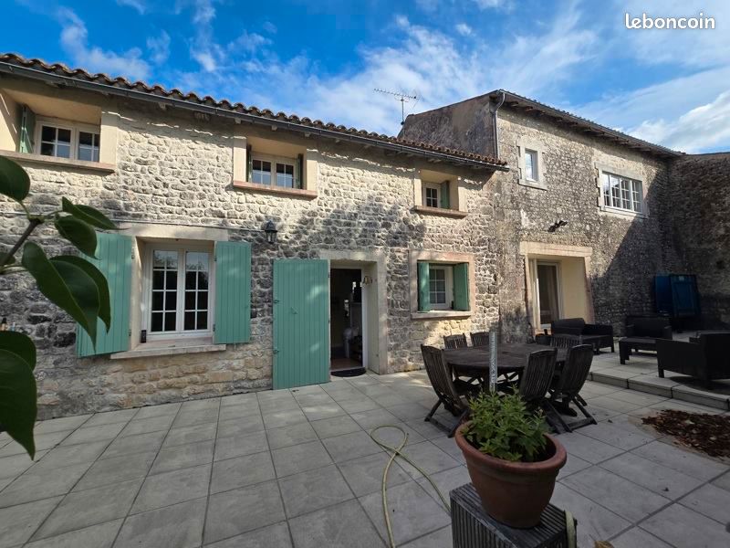 Maison 8 pièces 250 m² · à Jonzac · 250 m² · 333 585 €