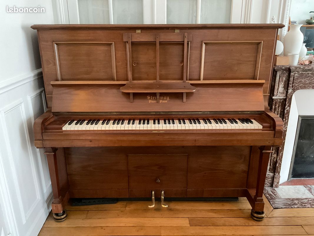 Piano droit Steinway (image 1)