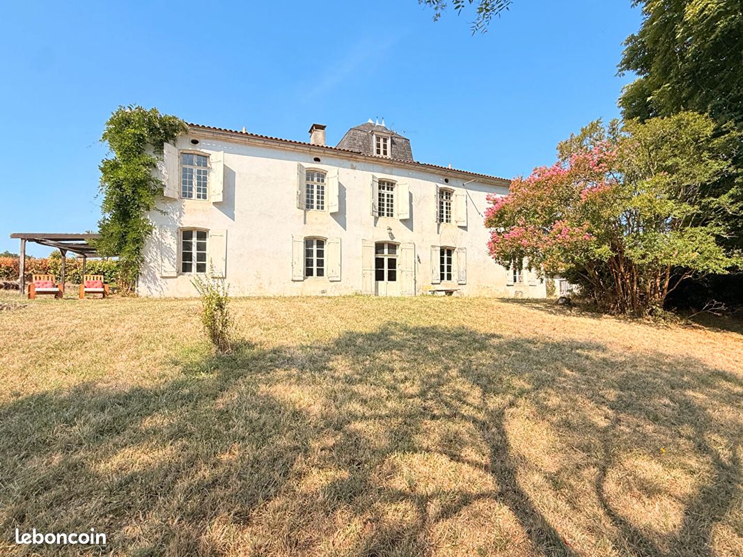 Maison 11 pièces 332 m² · à Chalais · 332 m² · 365 000 €