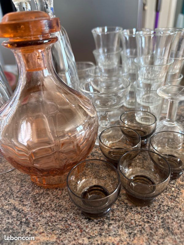 Lot de petit verres anciens et carafe (image 2)