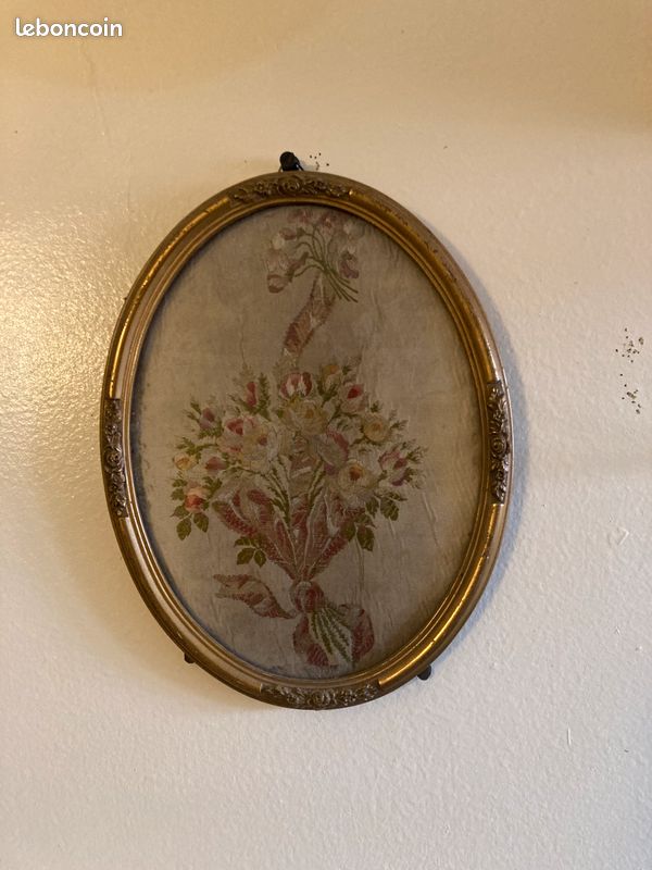 Cadre ovale ancien doré sous verre — Broderie fleurs vintage (image 1)