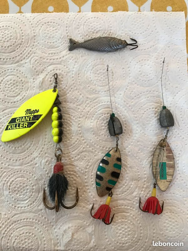 lot d'article de peche vintage cuilleres, leurres