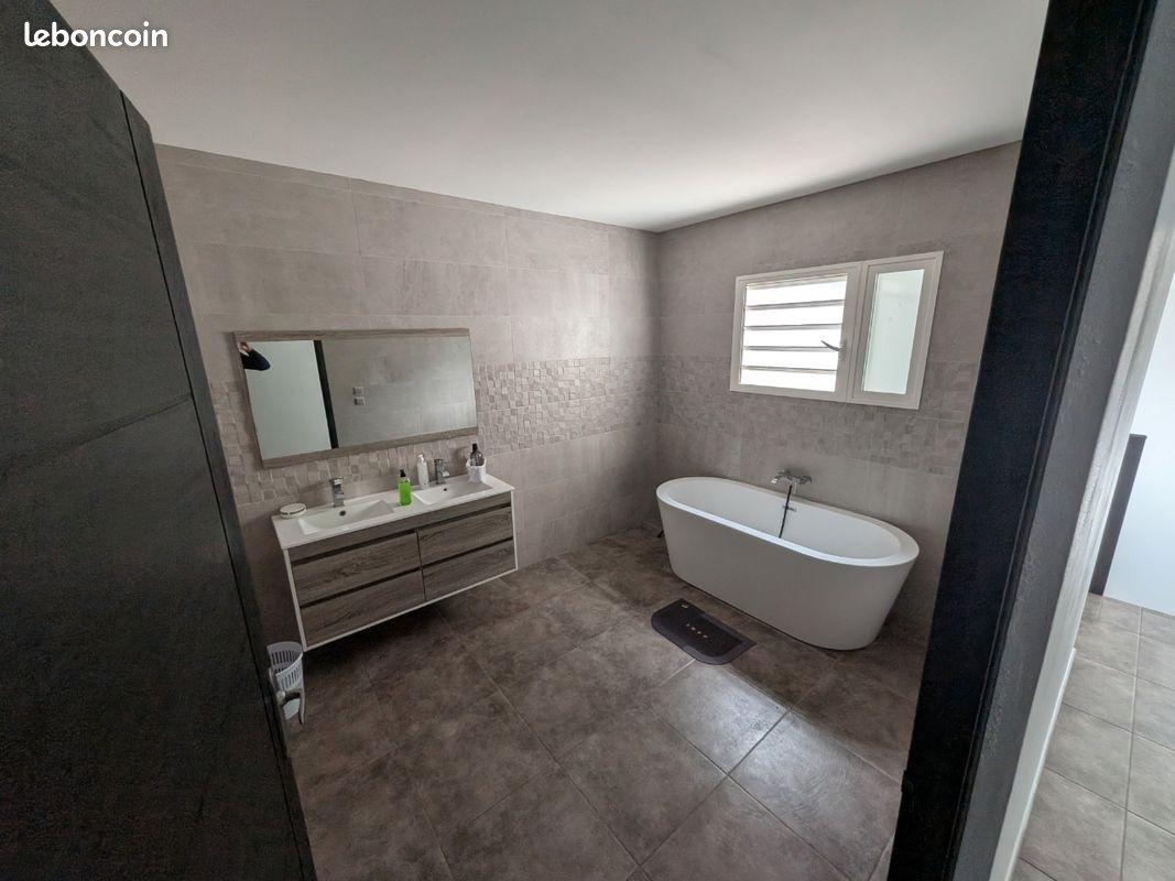 Maison 5 pièces 160 m² · à L'Étang-Salé · 160 m² · 2 200 €