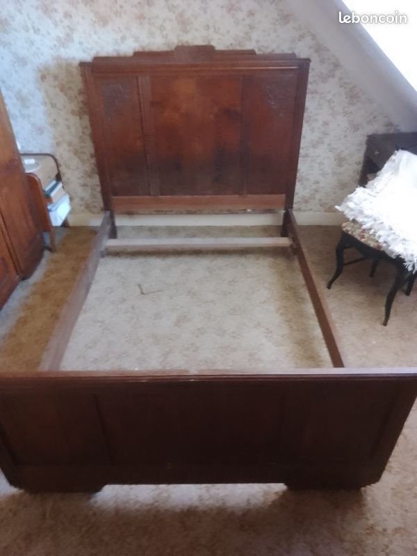 Armoire ancienne avec lit et table de chevet (image 2)