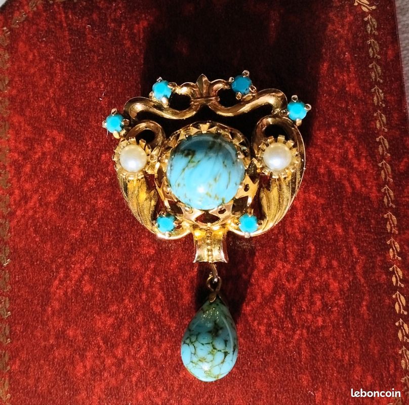 Fleur en filigrane vintage avec faux jade et broche en perle - France