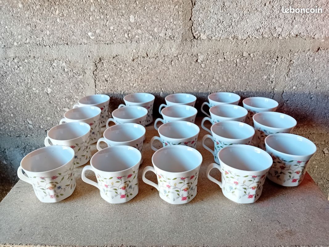 Un lot de 19 petites tasses dois partir rapidement (image 1)