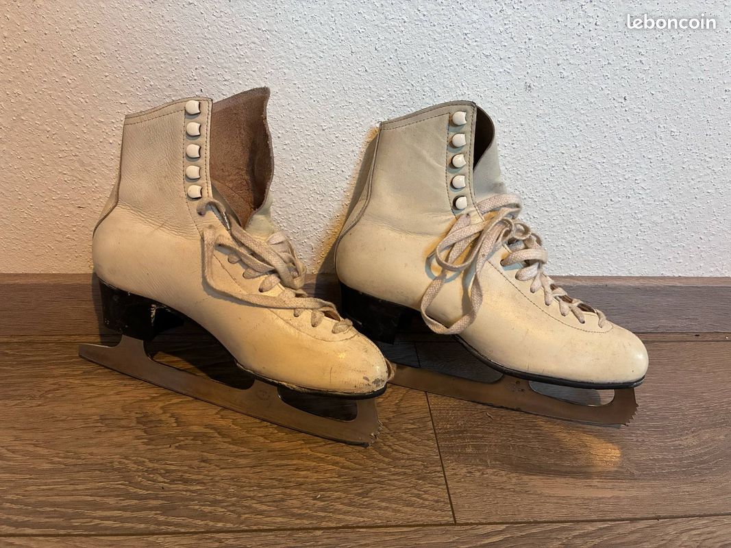 Patins à glace en cuir soviétiques, vintage des années 1980, patins blancs, décoration hivernale, patins soviétiques pour enfants, décoration de Noël - France