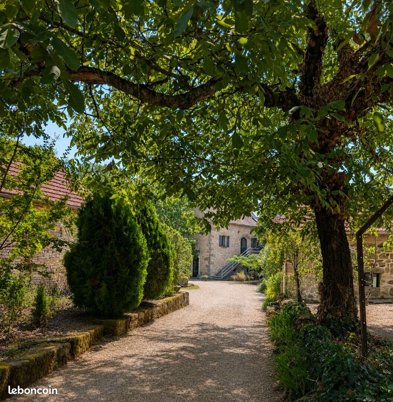 Maison 16 pièces 421 m² · à Ginals · 421 m² · 695 000 €