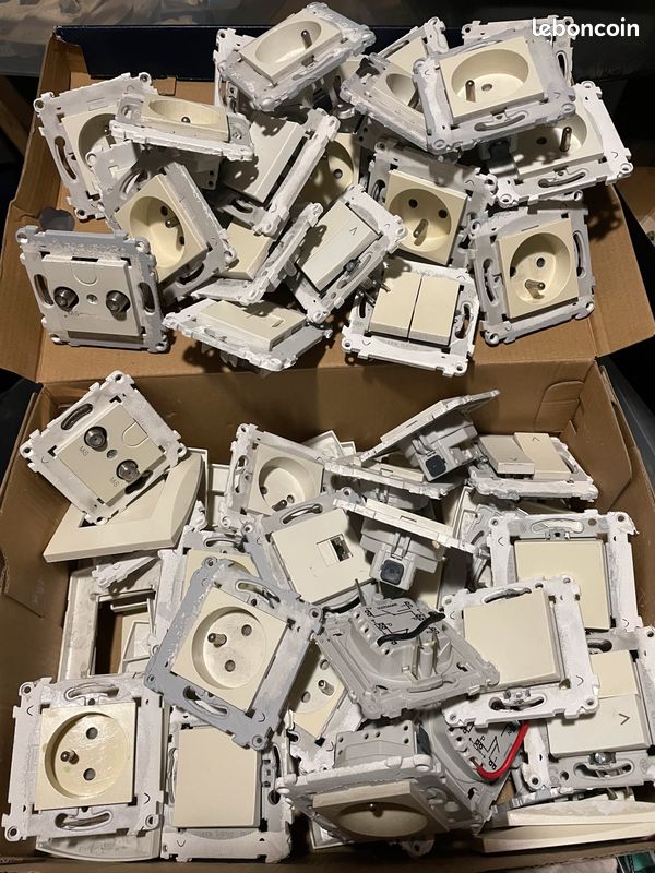 Lot interrupteurs Schneider ALTERNATIVE ELECS (45) (image 1)