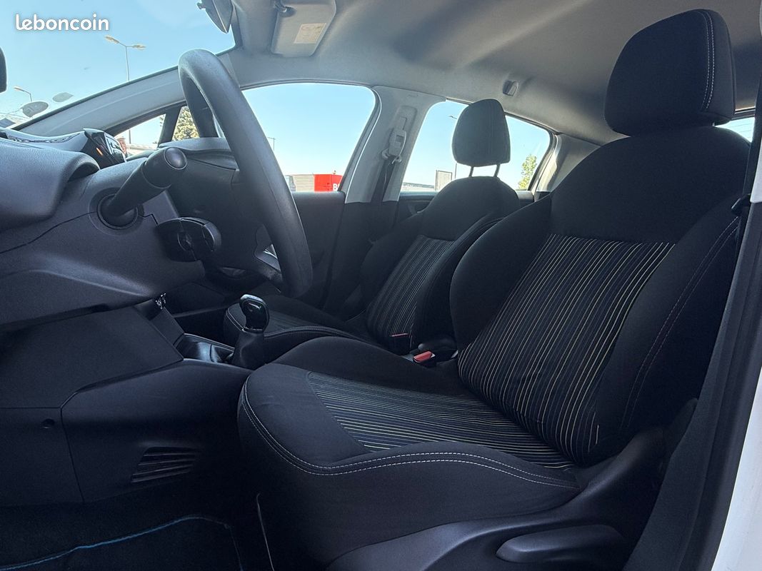 Peugeot 208 1.6 bluehdi 75ch premium (image 8)