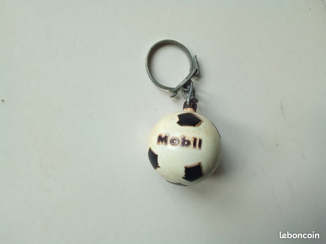 Ancien porte clé clef collection automobile station service ballon Mobil 1966 (image 2)