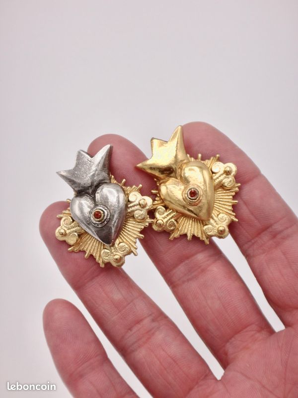 Boucles d'Oreilles Médaillon Gravé | Authentique & Vintage