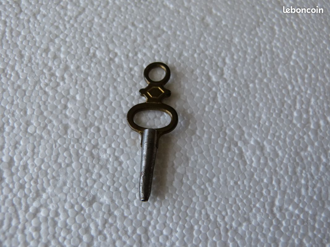 Clé à Remontage De Montre à Gousset Ancienne - Ton Or Antique - Métal Inconnu - 1 5/8 - Vintage