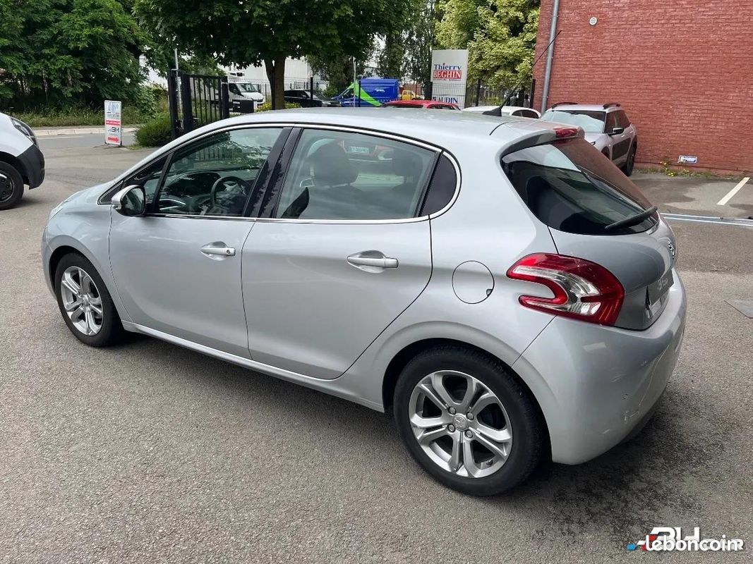 Peugeot 208 GENERATION-I 1.2 PURETECH 80 ALLURE (image 6)
