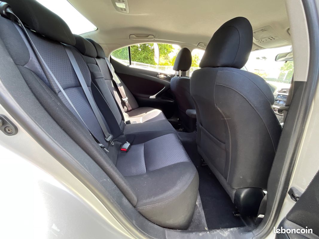Lexus is 2.2 220d 175ch finition executive / regulateur / suivi (image 12)