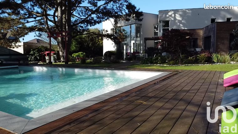 Maison 8 pièces 242 m²