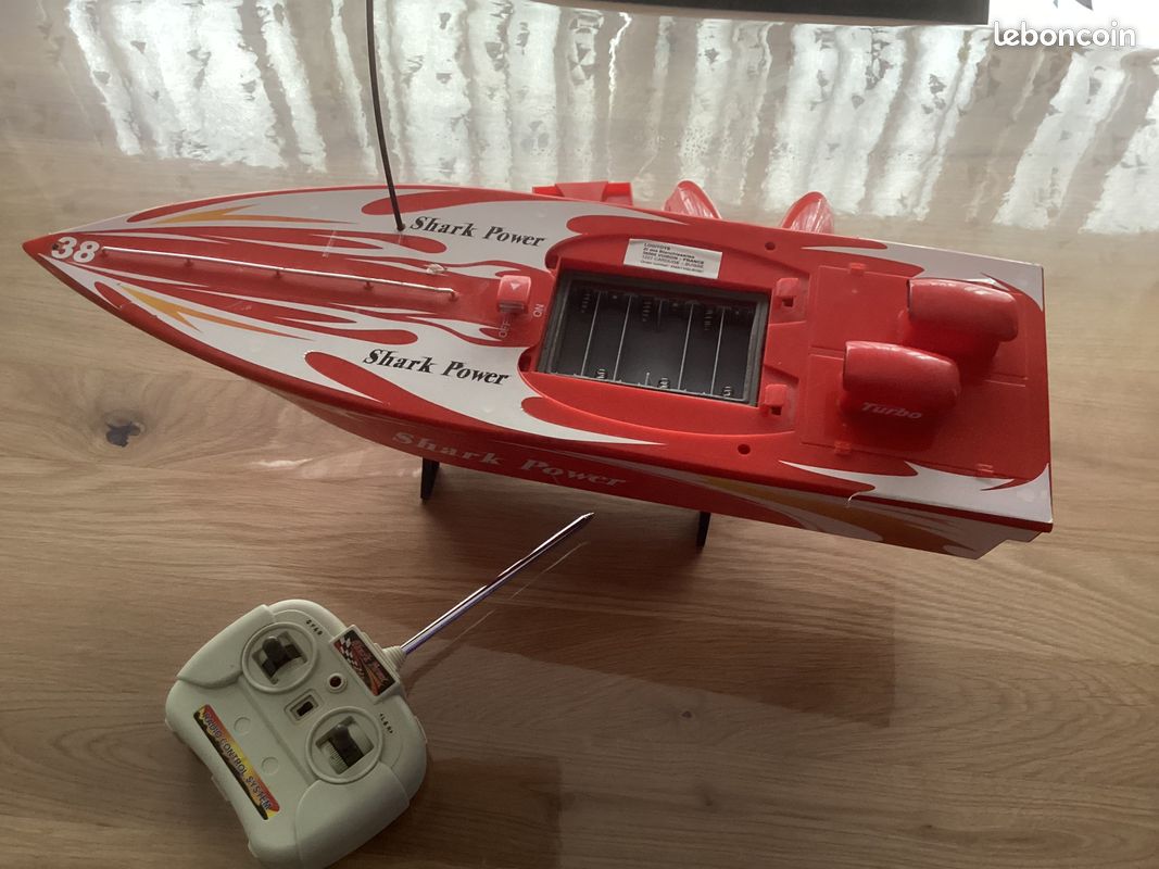 Bateau télécommandé (image 6)