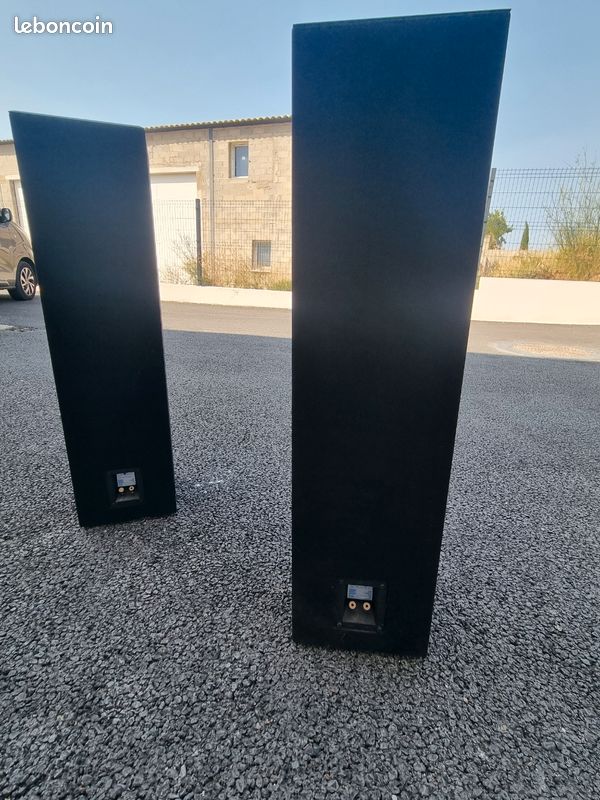 Enceinte colonne triangle scalene (image 1)