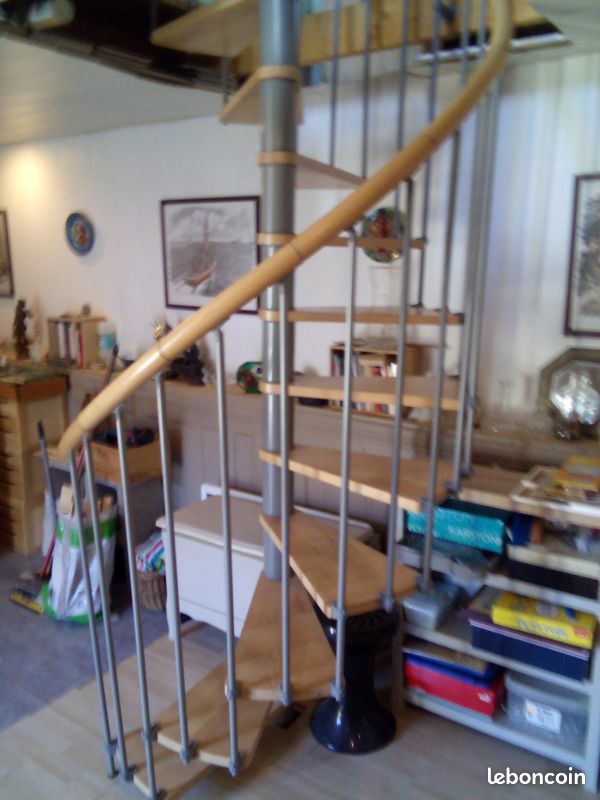 Escalier hélécoīdal en bois et métal (image 2)