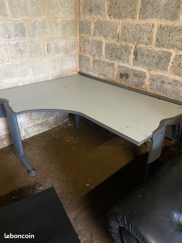 Bureau angle (image 1)