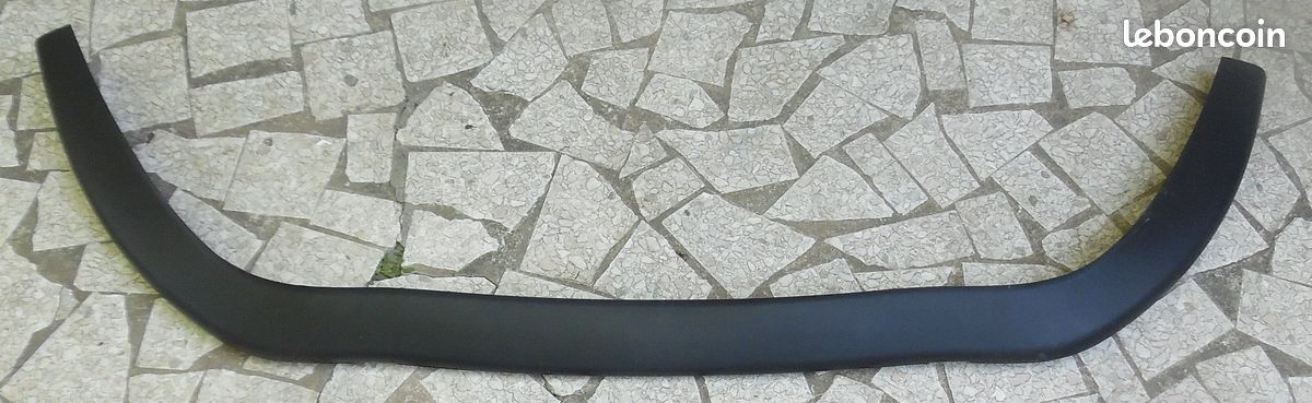 Lèvre inférieure d'origine neuve de pare-chocs avant pour Renault Clio IV - New Original Front Bumper Lower Lip for Renault Clio IV (image 1)