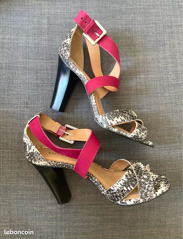 Sandales à talon en cuir André comme neuves Chaussures