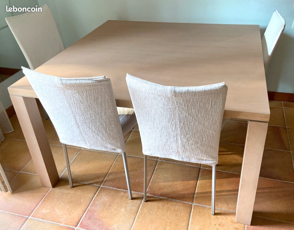Table carrée en bois, design Italien (image 1)